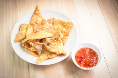 Balkondaki Sandalye ve Masa / Masa Choa Praya Nehri 'ni temsil ediyor..