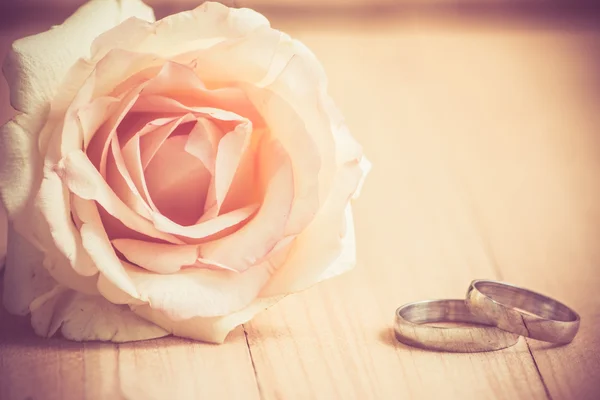 Pastel Pink Rose and Engage Ring, Vintage style in Valentines co — Stock Photo, Image