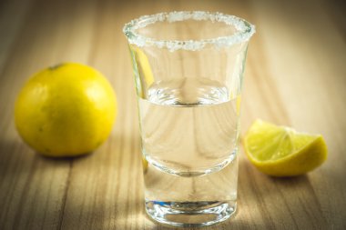 Balkondaki Sandalye ve Masa / Masa Choa Praya Nehri 'ni temsil ediyor..