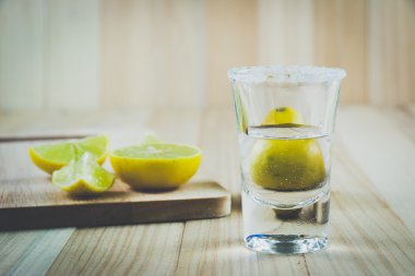 Deniz tuzu ve limonlu tekila.