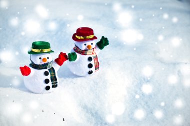 Kar adam kar yığını arasında stand. 