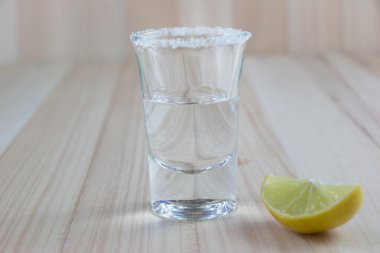 Deniz tuzu ve limonlu tekila.