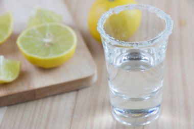 Balkondaki Sandalye ve Masa / Masa Choa Praya Nehri 'ni temsil ediyor..