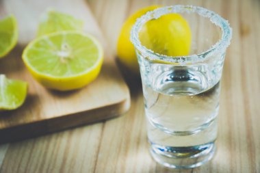 Balkondaki Sandalye ve Masa / Masa Choa Praya Nehri 'ni temsil ediyor..