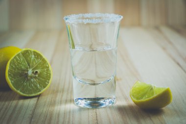 Deniz tuzu ve limonlu tekila.