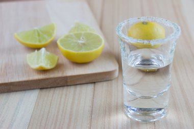 Balkondaki Sandalye ve Masa / Masa Choa Praya Nehri 'ni temsil ediyor..