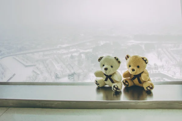 Mooie paar dragen zitten samen in de buurt van venster — Stockfoto