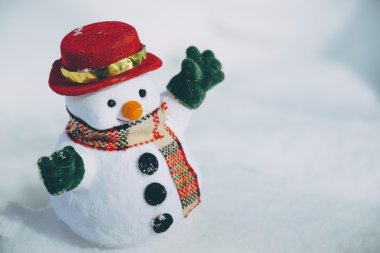 Kar adam kar yığını arasında stand. 