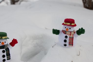 Kar adam kar yığını arasında stand. 