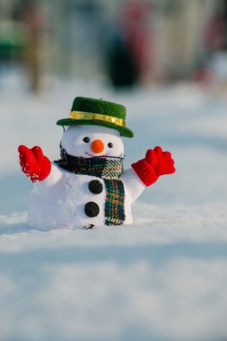 Kardan adam kar yığını arasında stand. 