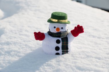 Kar adam kar yığını arasında stand. 