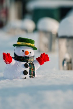 Kardan adam kar yığını arasında stand. 