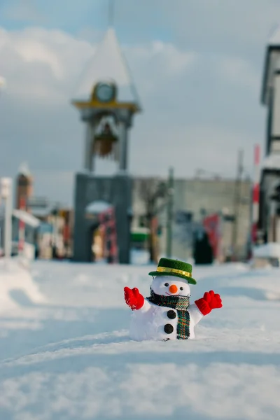 雪だるまが雪の山の中に立つ. — ストック写真