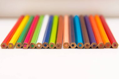 Beyaz arkaplanda renkli kalemler