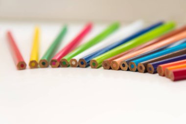 Beyaz arkaplanda renkli kalemler