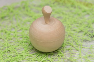 Yeşil bir arka plan üzerinde ahşap elma