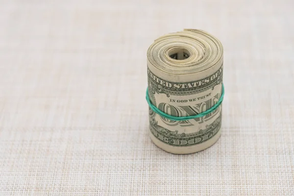 Egy köteg pénzt, egy köteg csavart és a feltételekhez kötött egy zöld gumiszalag — Stock Fotó
