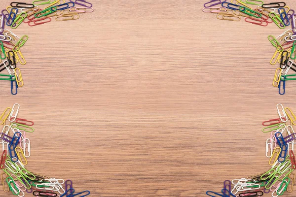 Ahşap arka plan üzerinde renkli ataç