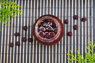 Ahşap arka plan üzerinde bir reçel ile reçel