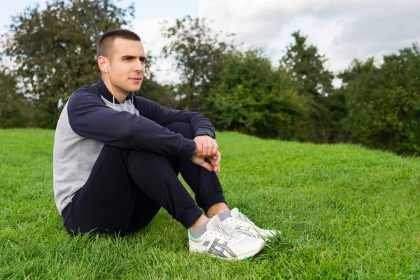 Erkek spor giyim çimenlerin üzerinde