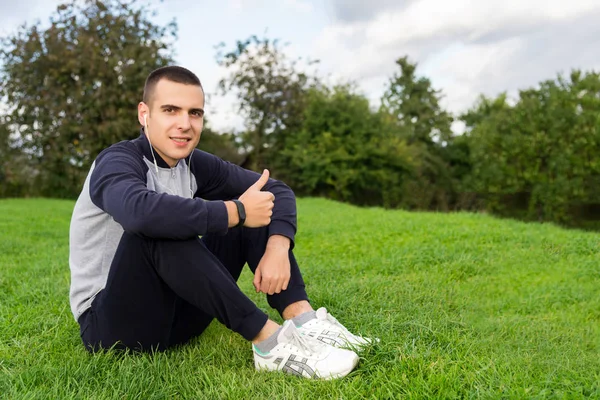 Erkek spor giyim çimenlerin üzerinde