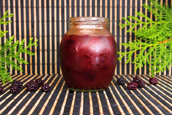 Marmelade mit Marmelade auf einem hölzernen Hintergrund — Stockfoto