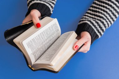 Bir kadın, bir kitap elinde