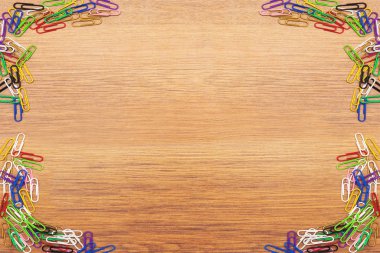 Ahşap arka plan üzerinde renkli ataç