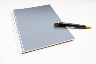 Defter üzerinde gri yaylar