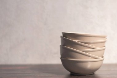 Beyaz tabak karanlık bir arka plan üzerinde