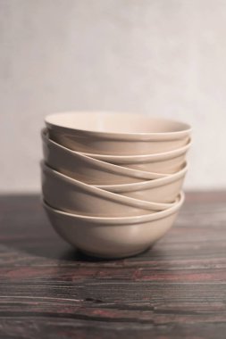 Beyaz tabak karanlık bir arka plan üzerinde