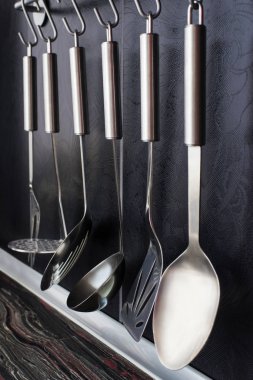 Siyah mutfak ile mutfak eşyaları