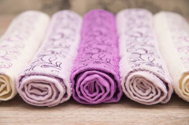 Ahşap arka plan üzerinde renkli havlu