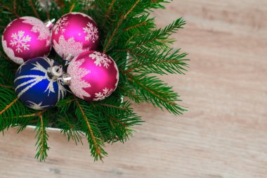 Noel oyuncaklar Noel ağacı dalları üzerinde