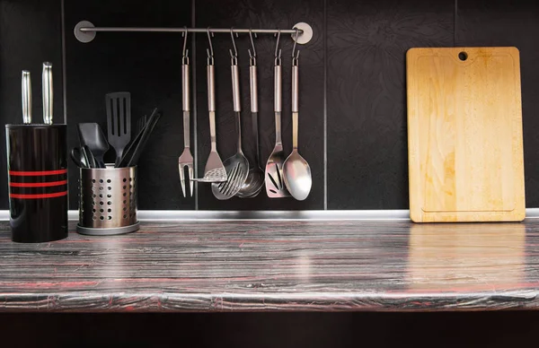 Cozinha preta com utensílios de cozinha — Fotografia de Stock