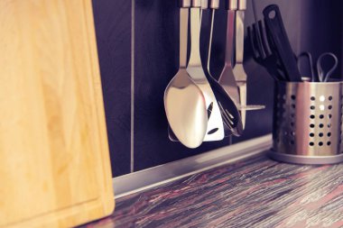 Siyah mutfak ile mutfak eşyaları