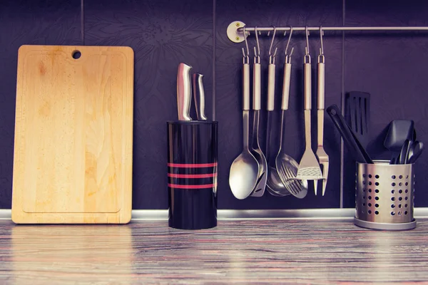 Zwarte keuken met keukengerei — Stockfoto