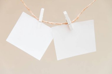 Clothespins üzerinde asılı, alay