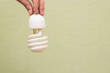 Bir adam elinde tasarruflu ampul
