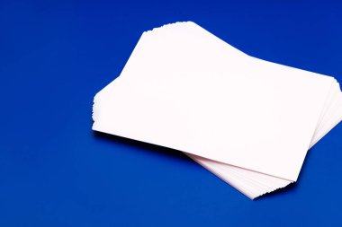 Alay etmek yukarıya a bohça-in beyaz kağıt