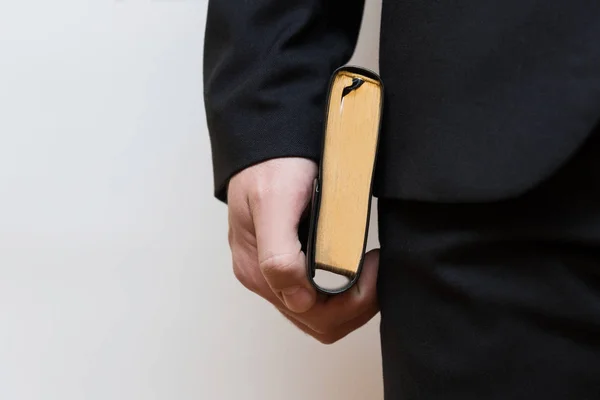 Adam bir kitap tutuyor