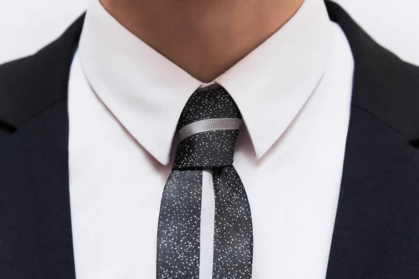 Черный костюм с белой рубашкой и галстуком — стоковое фото