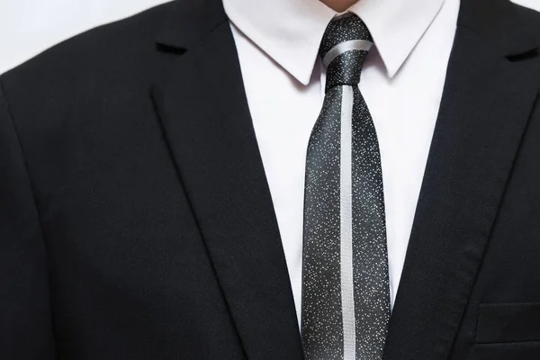 Чорний костюм з білою сорочкою та краваткою — стокове фото