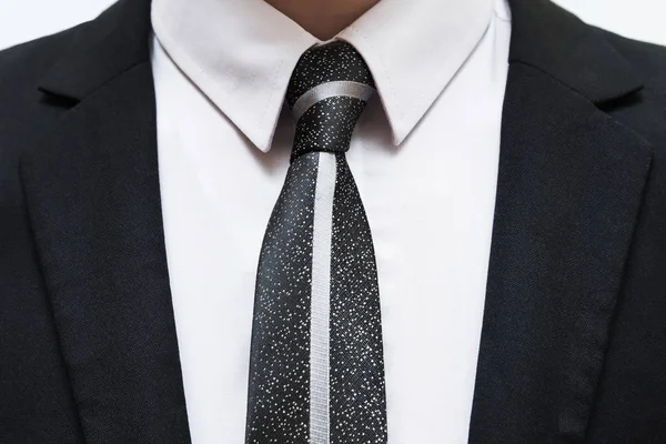 Fato preto com camisa branca e gravata — Fotografia de Stock