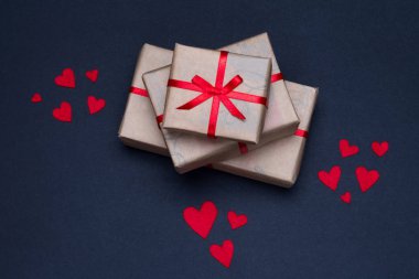 Hediye kutuları kırmızı kurdela siyah bir arka plan üzerinde yay yalanla süslenmiş