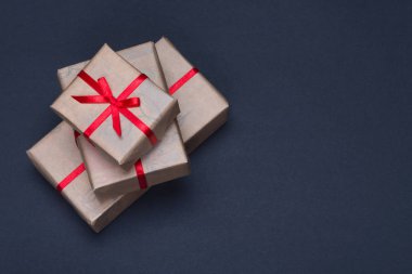 Kırmızı kurdeleli hediye kutusu