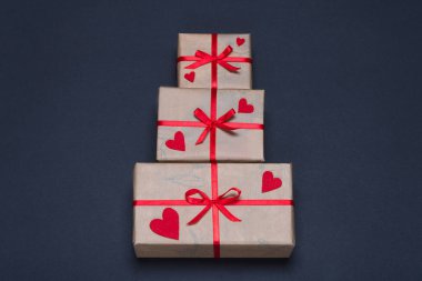 Kırmızı kurdeleli hediye kutusu