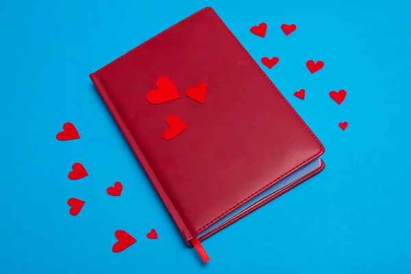 Дневник с красными сердцами — стоковое фото