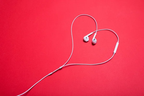 Λευκά ακουστικά επενδεδυμένα με τη μορφή μιας καρδιάς — Φωτογραφία Αρχείου