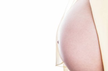 Hamile kadın belly işaret ediyor